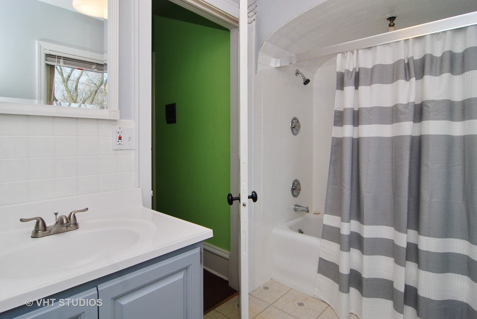 145 Woodside Road Riverside, IL 60546 - Photo 16 of 26 a bathroom with a sink and a bathtub