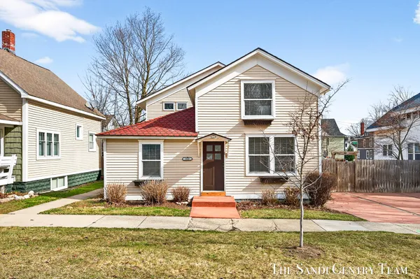 $799,900 | 209 Clinton Avenue, Grand Haven, MI 49417