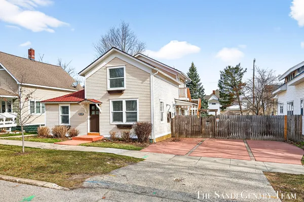 $749,900 | 209 Clinton Avenue, Grand Haven, MI 49417