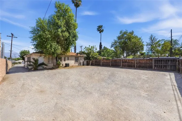 a view of a house with a backyard