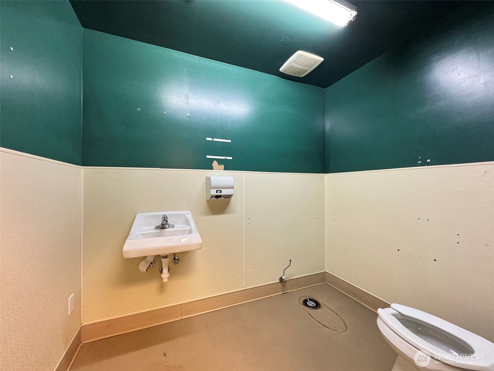 1400 West Washington Street, Unit 101 Sequim, WA 98382 - Photo 21 of 28 a bathroom with a sink and a toilet