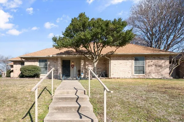 $349,750 | 10124 Stoneleigh Drive, Benbrook, TX 76126