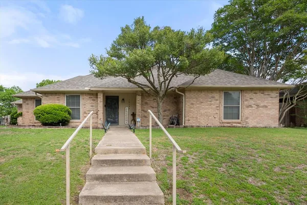 $349,750 | 10124 Stoneleigh Drive, Benbrook, TX 76126