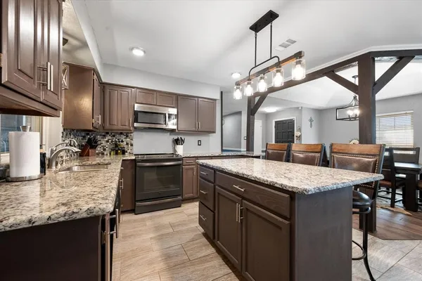 $349,750 | 10124 Stoneleigh Drive, Benbrook, TX 76126