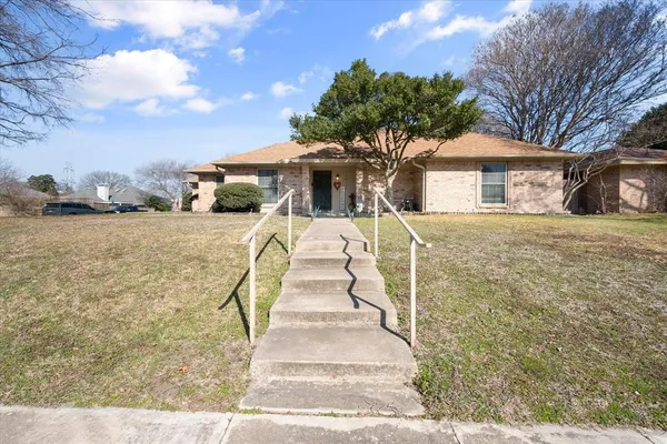 $349,750 | 10124 Stoneleigh Drive, Benbrook, TX 76126