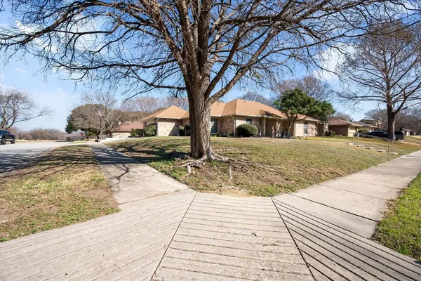 $349,750 | 10124 Stoneleigh Drive, Benbrook, TX 76126