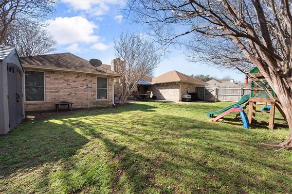 $349,750 | 10124 Stoneleigh Drive, Benbrook, TX 76126
