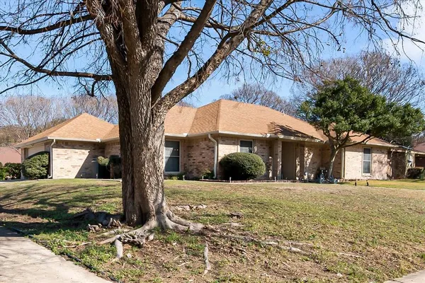 $349,750 | 10124 Stoneleigh Drive, Benbrook, TX 76126