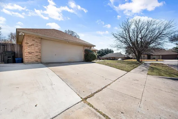 $349,750 | 10124 Stoneleigh Drive, Benbrook, TX 76126