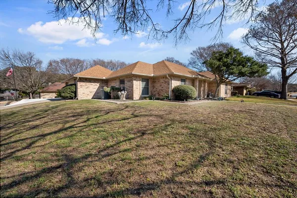 $349,750 | 10124 Stoneleigh Drive, Benbrook, TX 76126