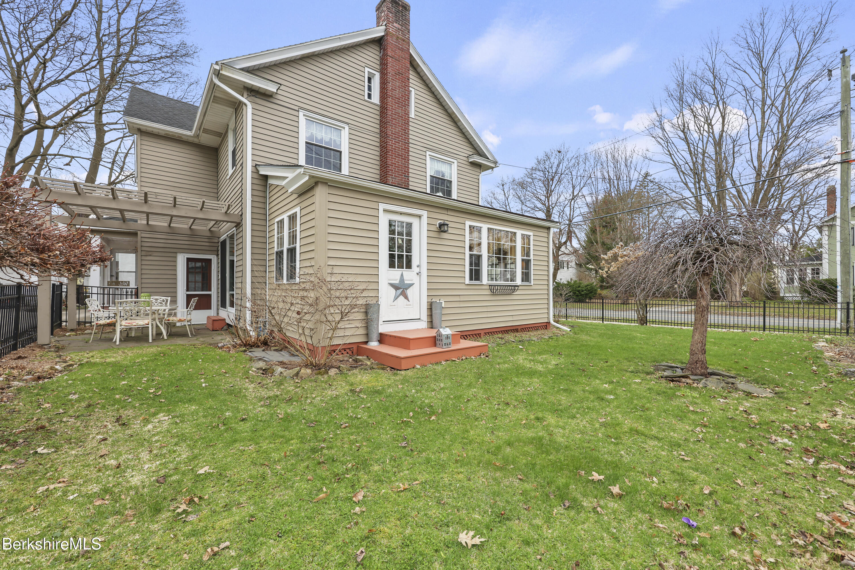 133 Pomeroy Avenue Pittsfield, MA 01201 - Photo 43 of 50 side yard