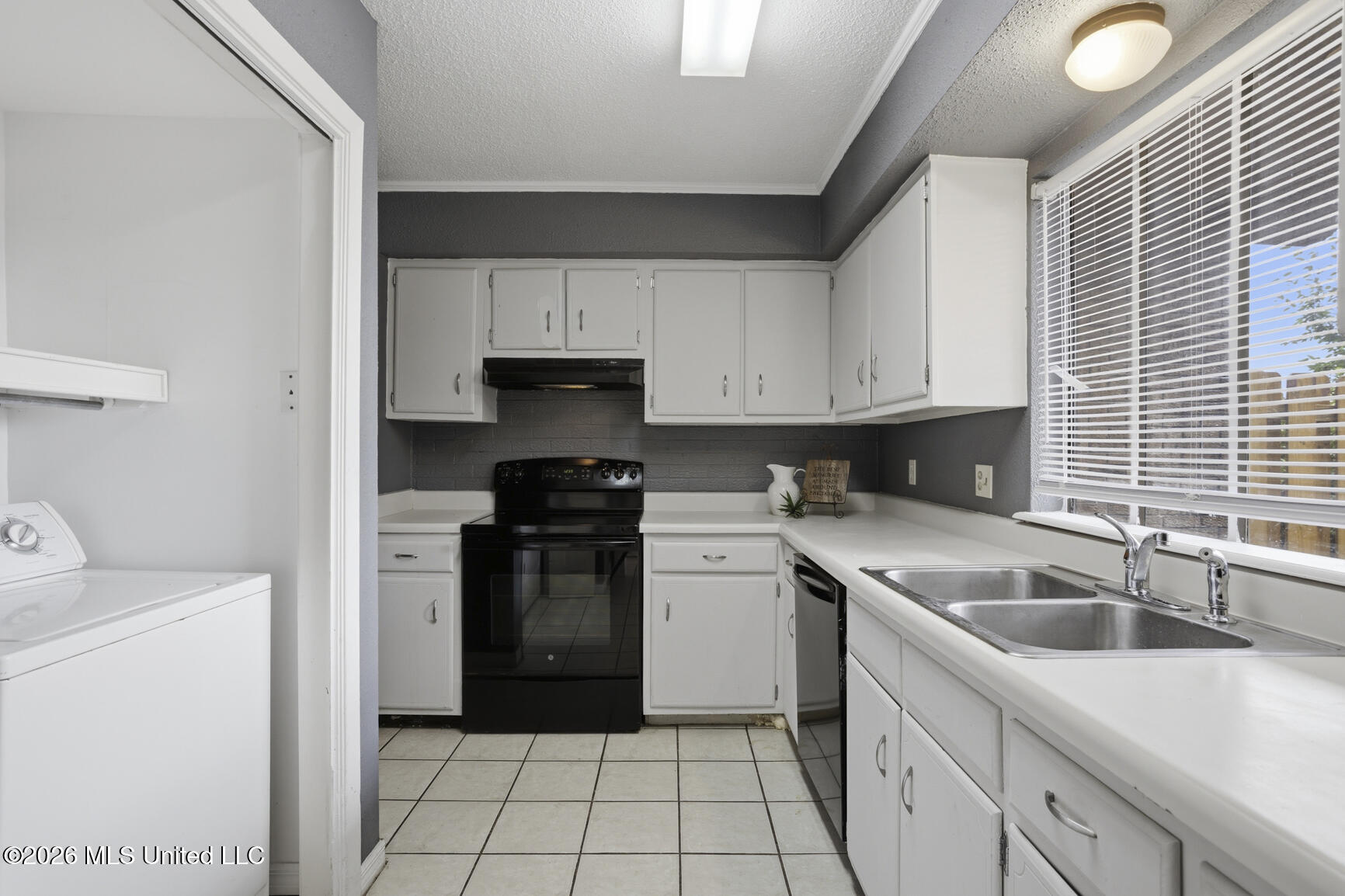 1255 East County Line Road, Unit H6 Jackson, MS 39211 - Photo 3 of 21 1255 County Line Unit H6-4