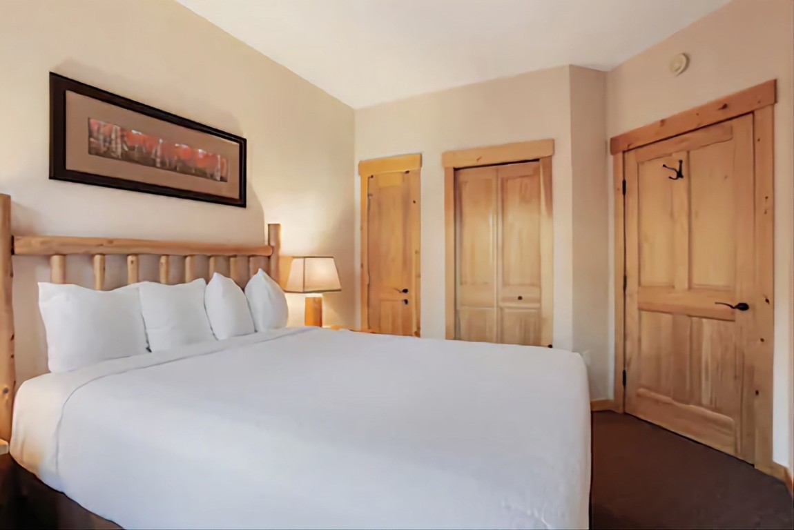 172 Copper Circle, Unit 107 Copper Mountain, CO 80443 - Photo 16 of 25 a large bed in a bedroom next to a window