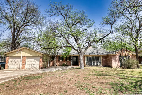 $384,500 | 728 North Getty Street, Uvalde, TX 78801