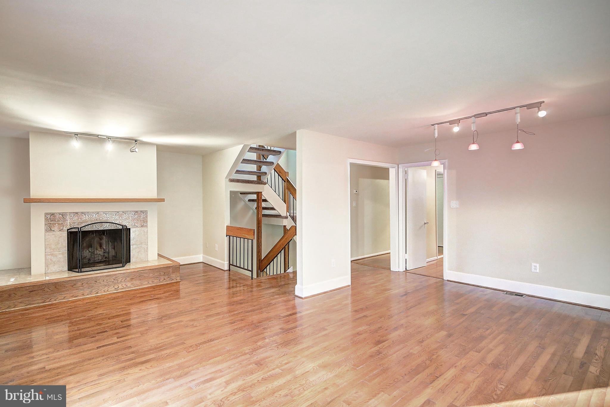 11719 Newbridge Court Reston, VA 20191 - Photo 5 of 30 Living Room