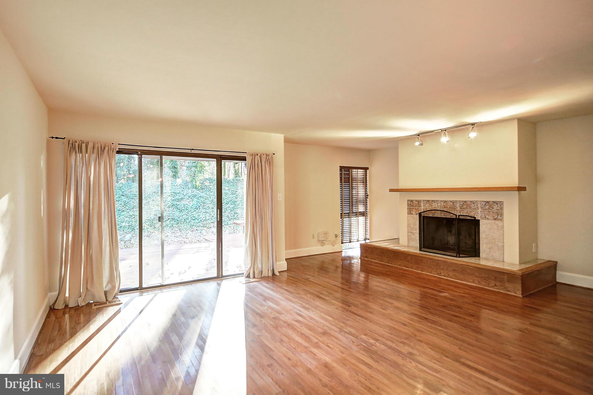 11719 Newbridge Court Reston, VA 20191 - Photo 6 of 30 Living Room