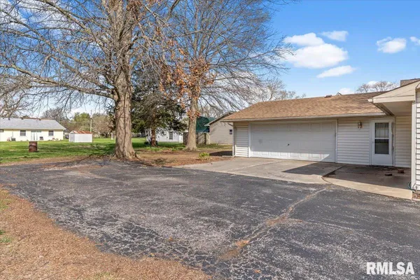 $204,900 | 415 South Henrietta Street, Divernon, IL 62530