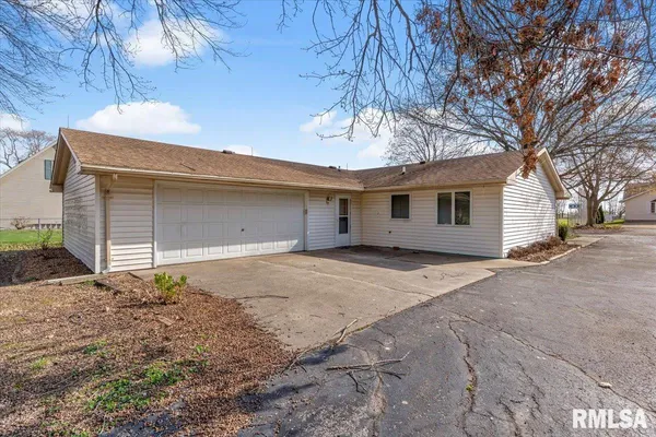 $204,900 | 415 South Henrietta Street, Divernon, IL 62530