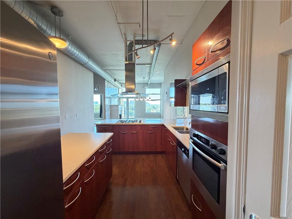 3820 Roswell Road Northeast, Unit 902 Atlanta, GA 30342 - Photo 7 of 20 a room with lots of appliances and cabinets