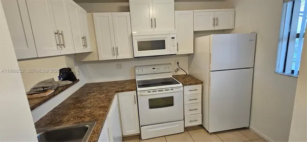 $2,000 | 3396 Foxcroft Road, Unit 310, Miramar, FL 33025