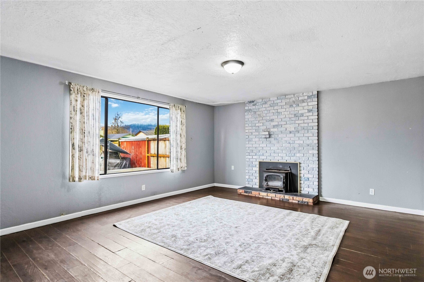 2323 48th Avenue Longview, WA 98632 - Photo 9 of 18 an empty room with windows