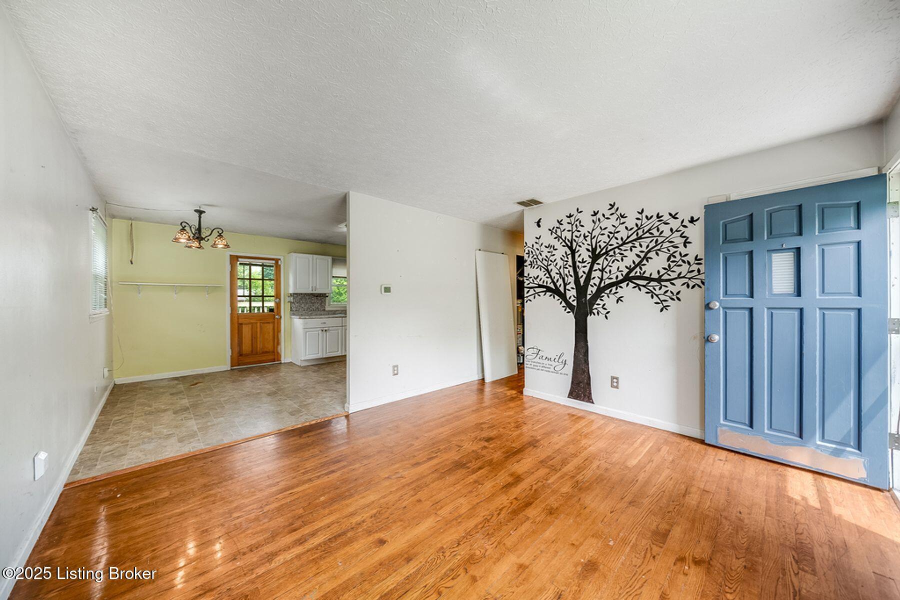 9208 Maple Road Louisville, KY 40229 - Photo 6 of 34 photo_online_006