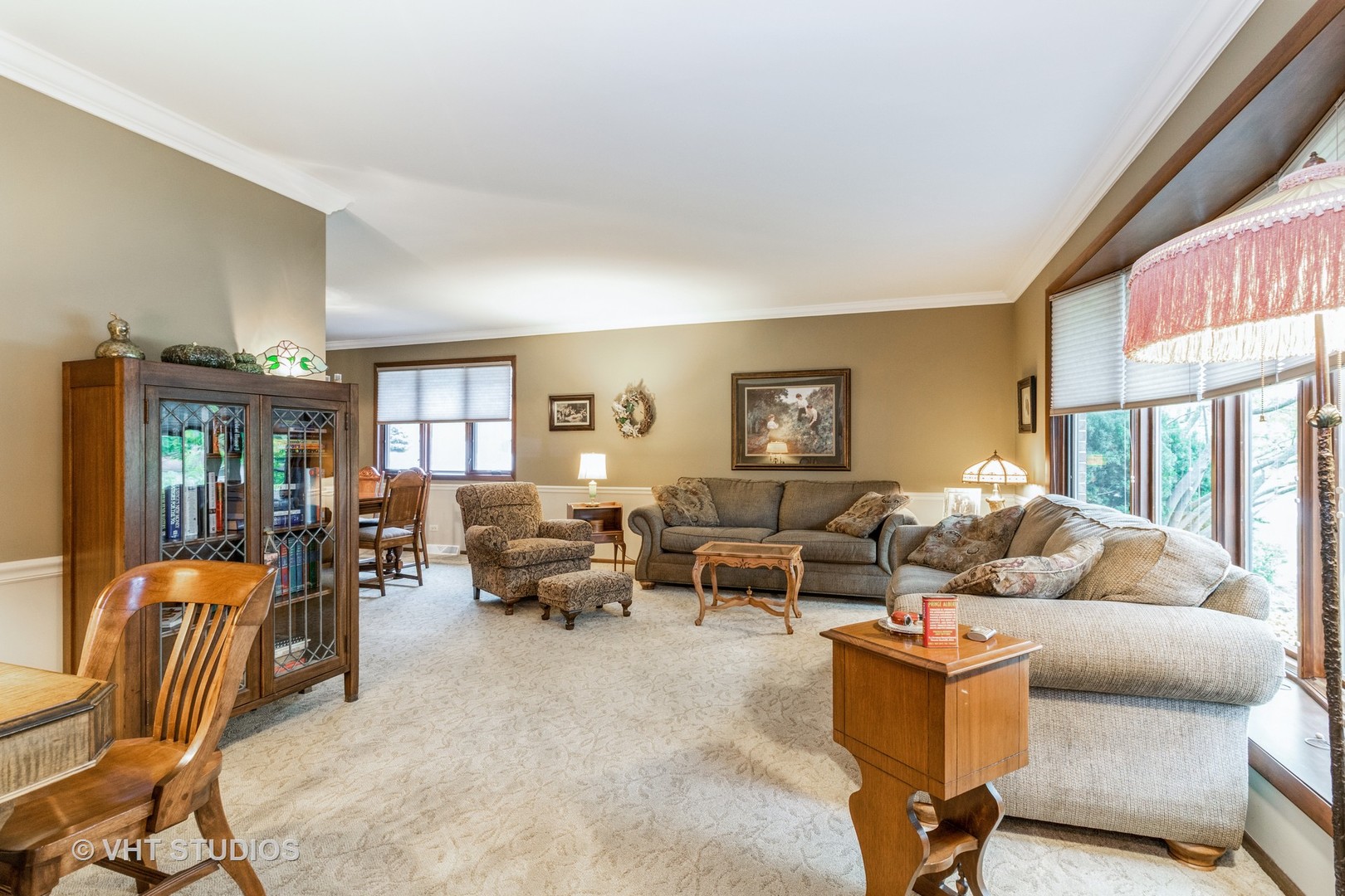 695 Vermont Road Frankfort, IL 60423 - Photo 2 of 20 a living room with furniture and a potted plant