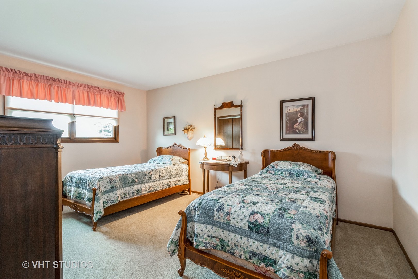 695 Vermont Road Frankfort, IL 60423 - Photo 12 of 20 a bedroom with two beds and a table