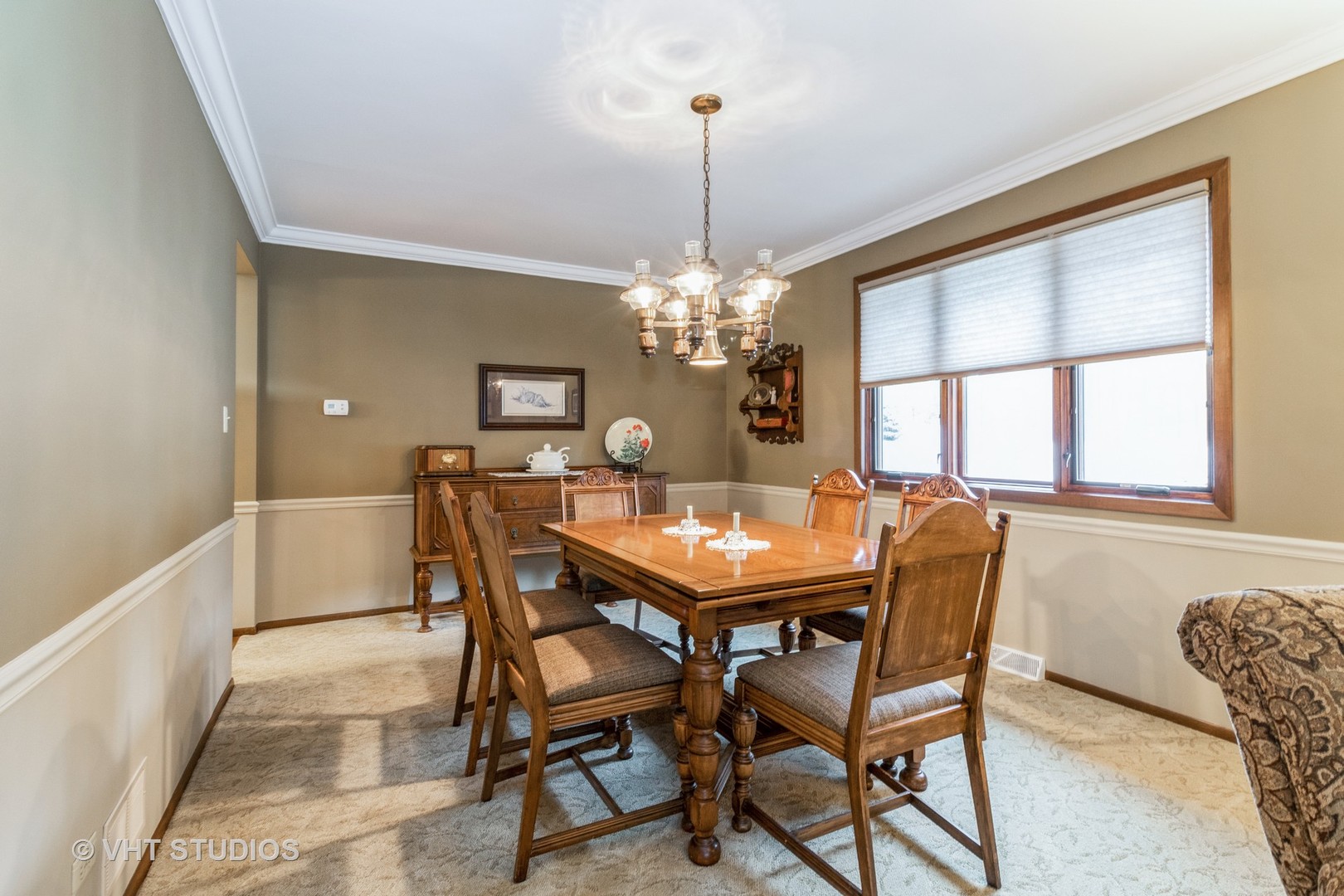 695 Vermont Road Frankfort, IL 60423 - Photo 7 of 20 a dining room with furniture a chandelier and a rug