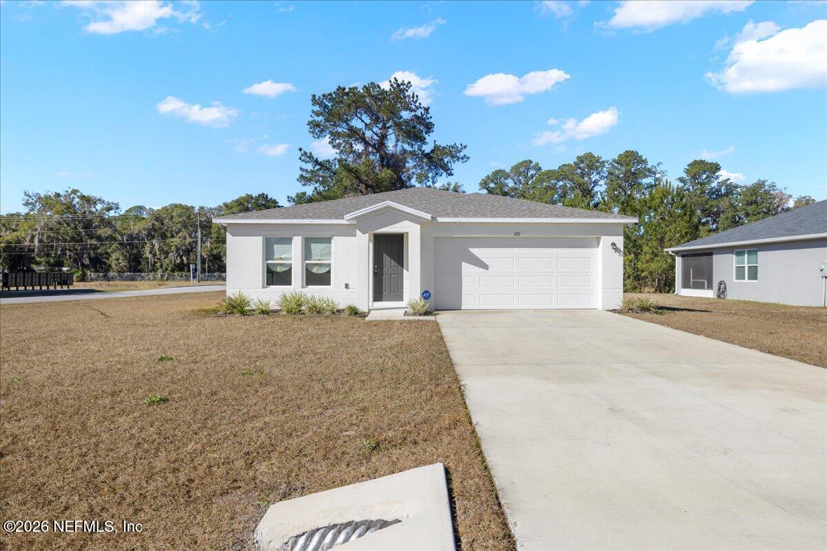 671 Live Oak Loop Crescent City, FL 32112 - Photo 8 of 38 front view of a house with a yard