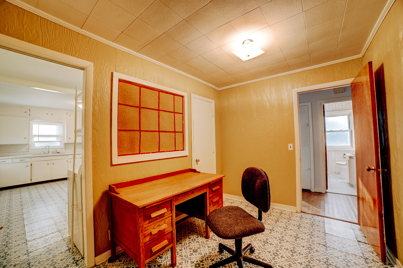 602 East Cherry Street Watseka, IL 60970 - Photo 24 of 29 a workspace with furniture and window