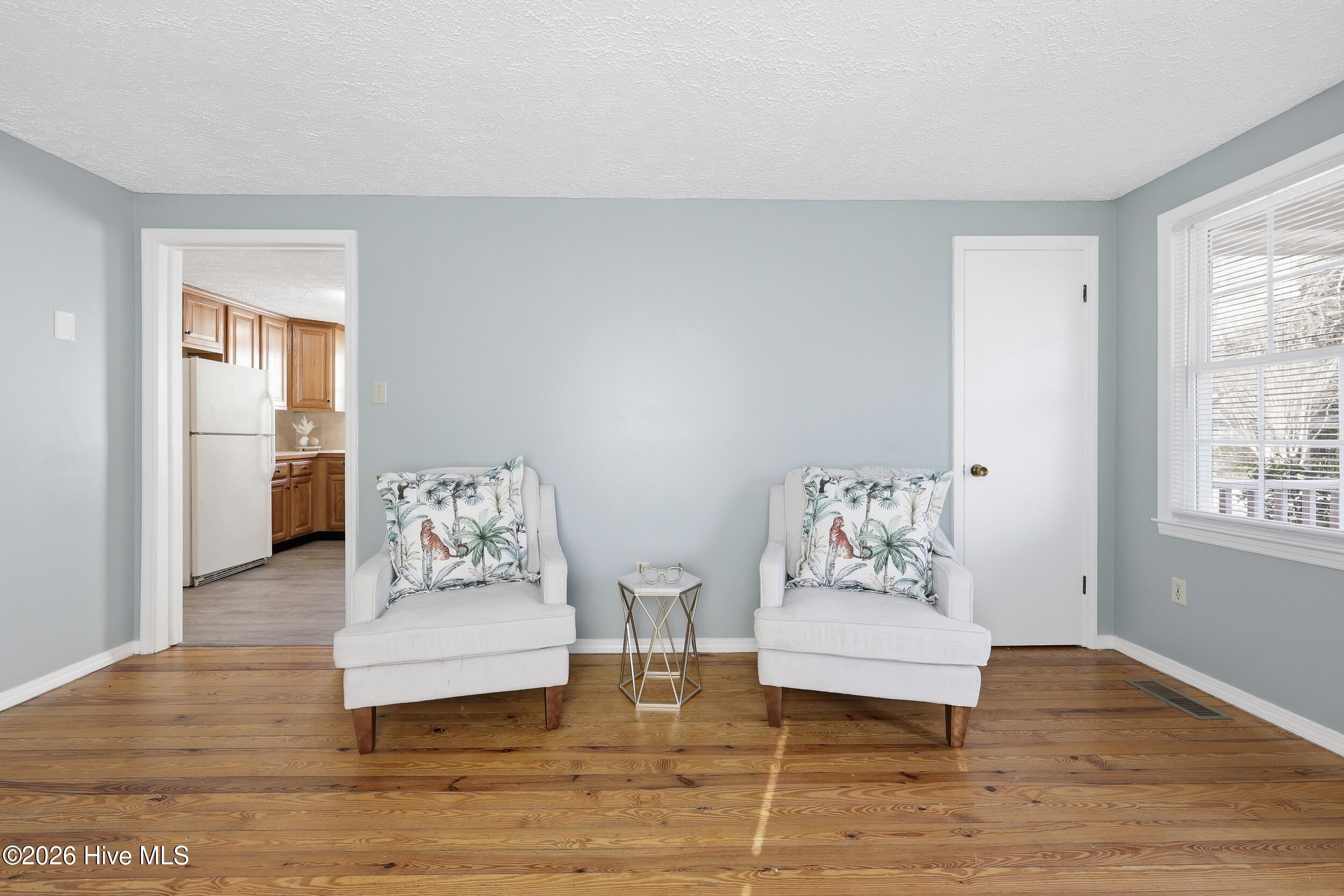 205 West Gale Street Edenton, NC 27932 - Photo 3 of 18 Living room