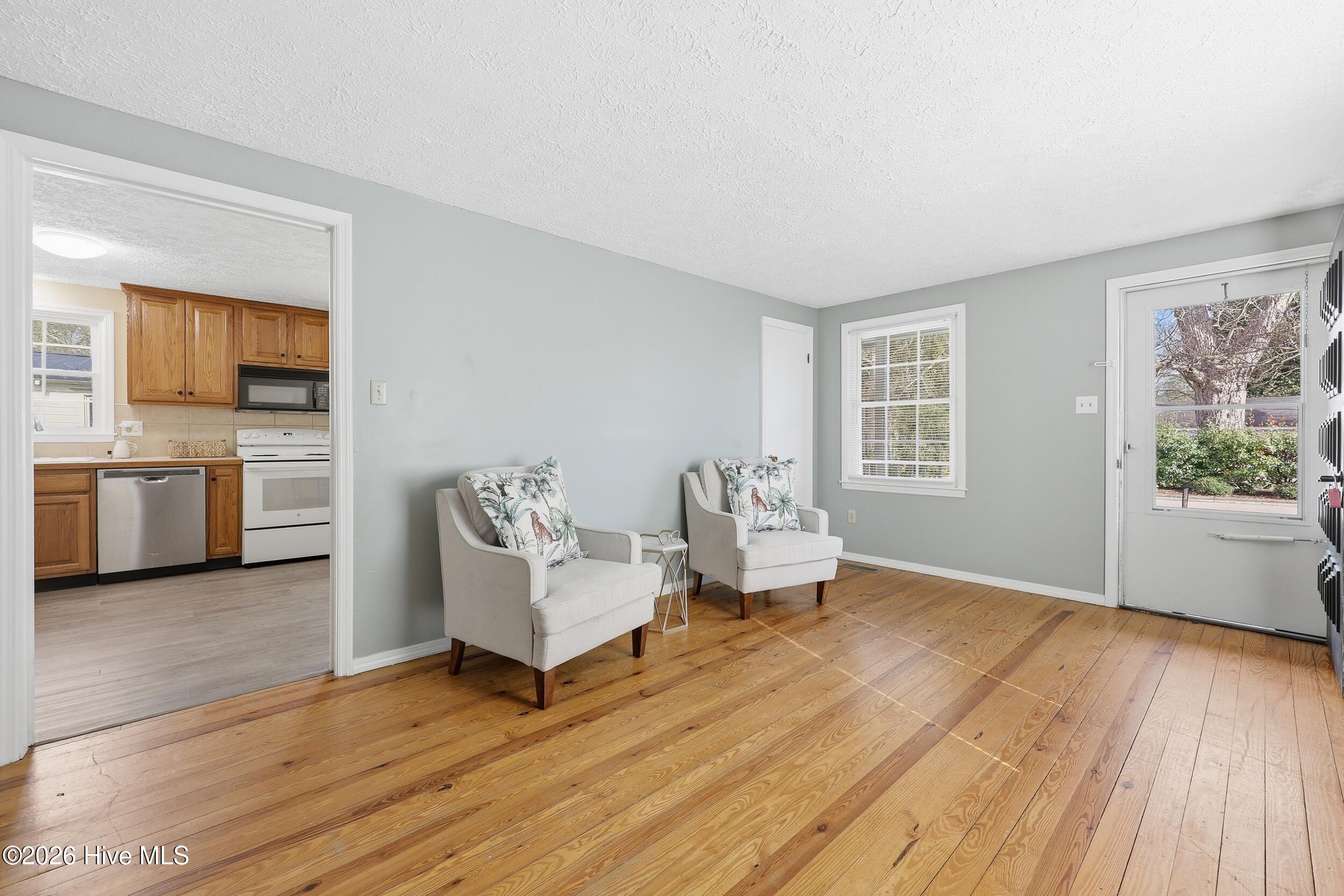 205 West Gale Street Edenton, NC 27932 - Photo 4 of 18 Living room