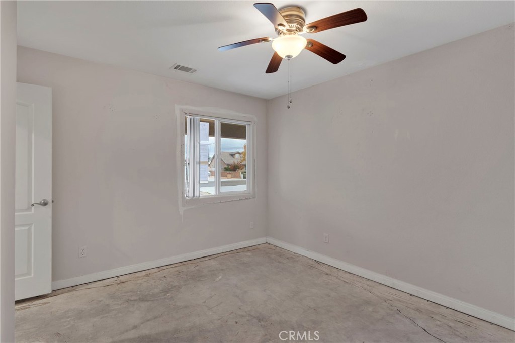 13934 Okesa Road Apple Valley, CA 92307 - Photo 19 of 34 an empty room with windows and fan