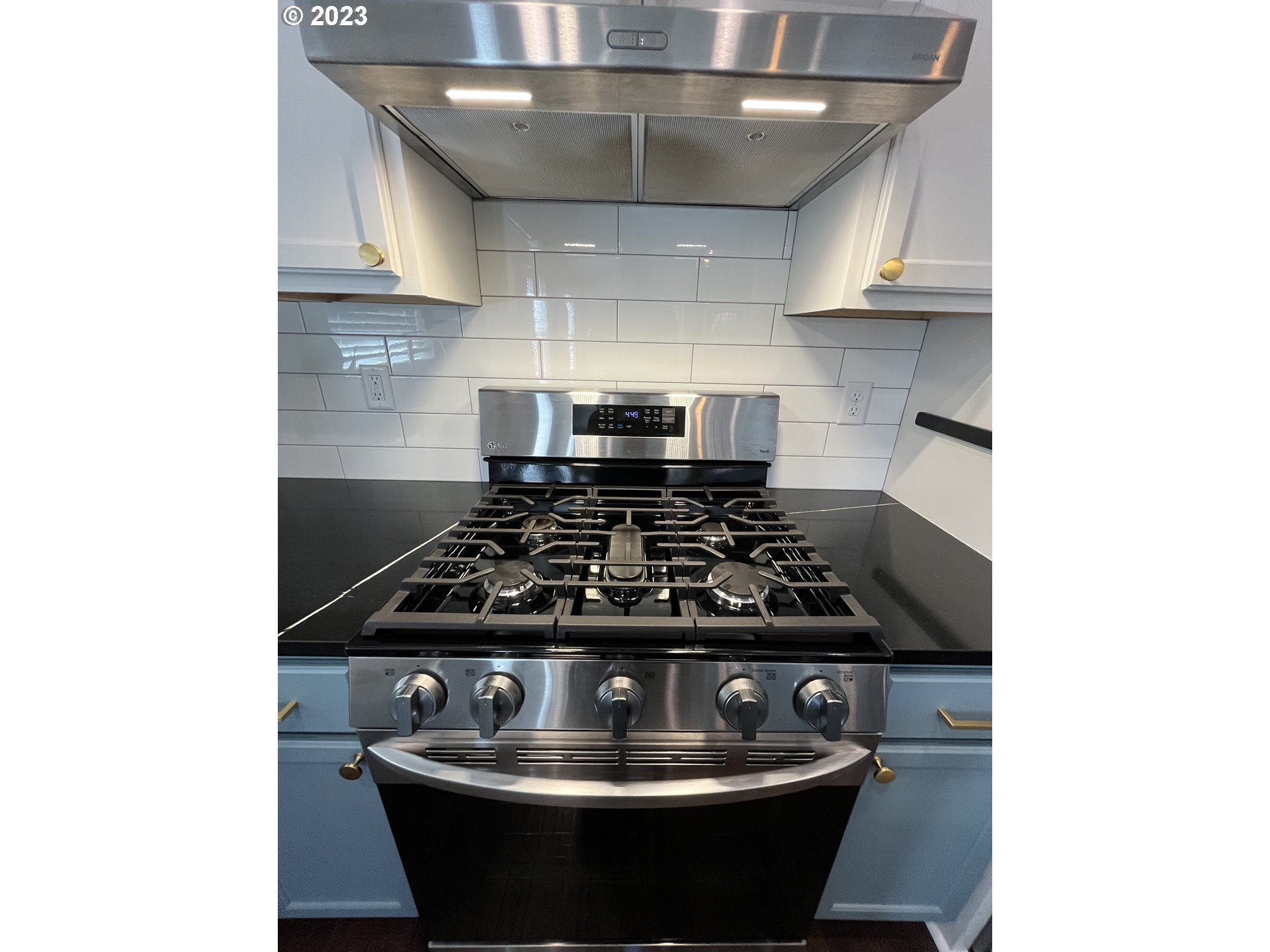 1062 B Street Springfield, OR 97477 - Photo 9 of 33 a close view of stove top oven
