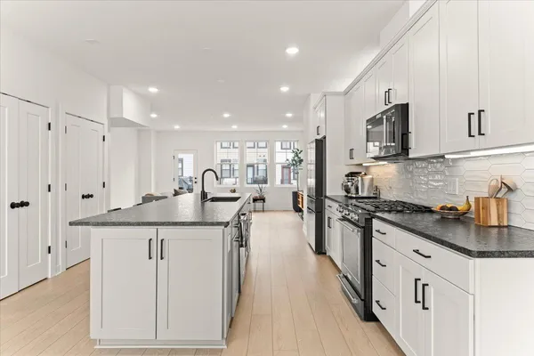 $637,000 | 850 Mount Curve Boulevard, Unit H, St. Paul, MN 55116