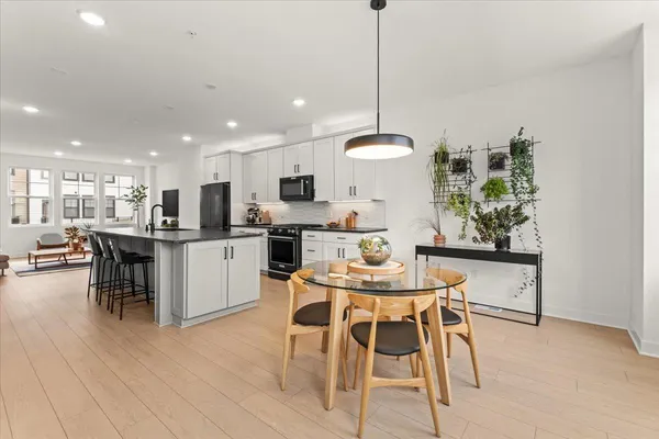 $637,000 | 850 Mount Curve Boulevard, Unit H, St. Paul, MN 55116