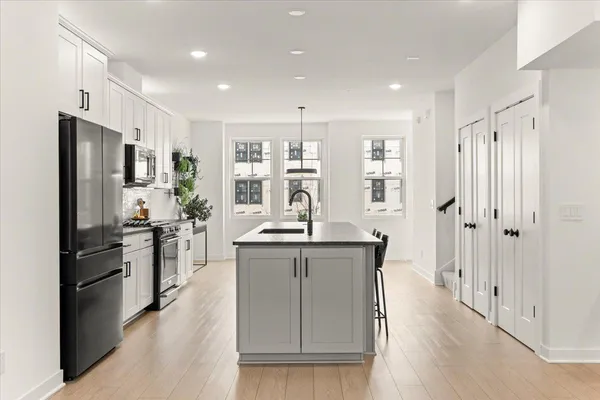 $637,000 | 850 Mount Curve Boulevard, Unit H, St. Paul, MN 55116