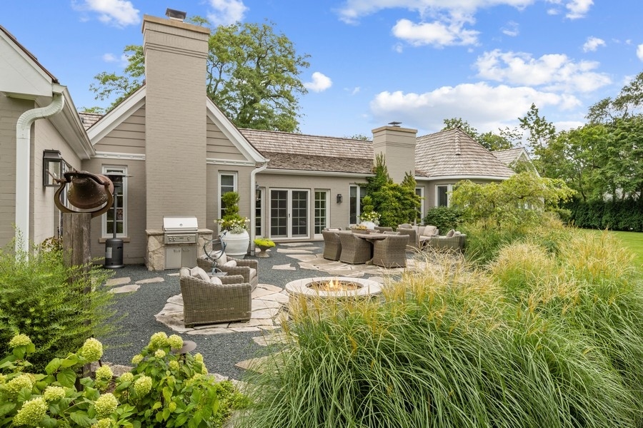 422 Sunset Ridge Road Northfield, IL 60093 - Photo 31 of 52 a view of a house with pool and sitting area