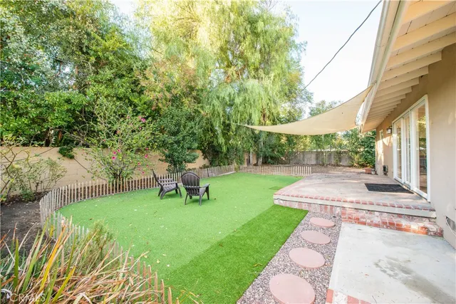 a view of a house with a backyard