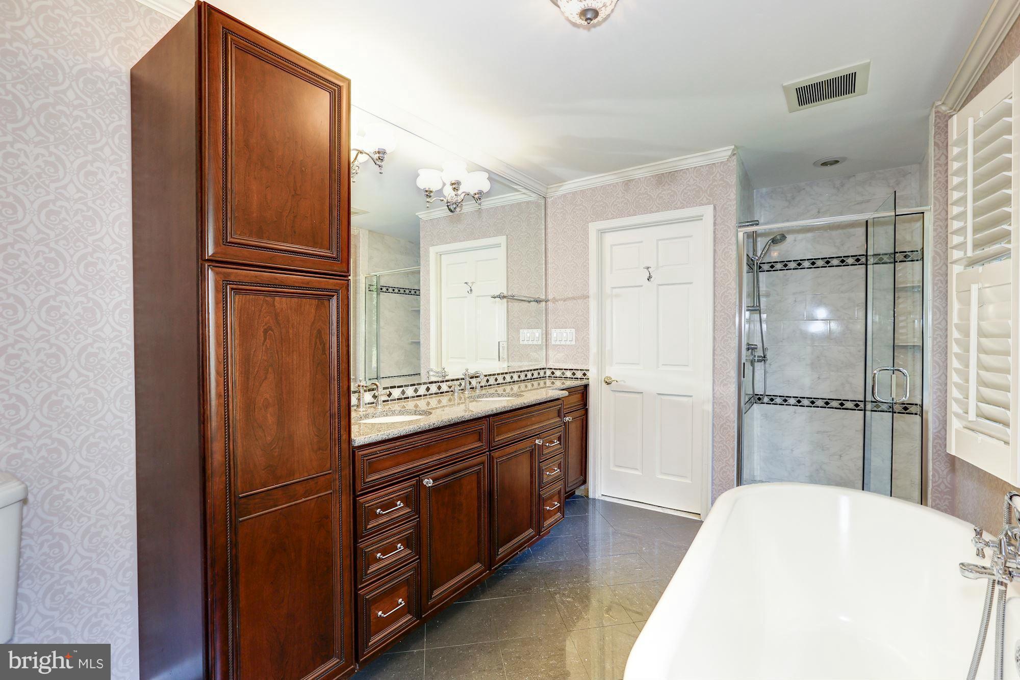 11824 Hunting Ridge Court Potomac, MD 20854 - Photo 15 of 28 Interior (General)