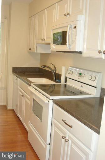1646 Oak Spring Way Reston, VA 20190 - Photo 2 of 29 Custom kraftsmaid cabinets & corian countertop.