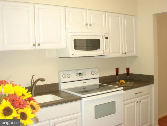 1646 Oak Spring Way Reston, VA 20190 - Photo 4 of 29 gleaming oak hardwood flooring in kitchen