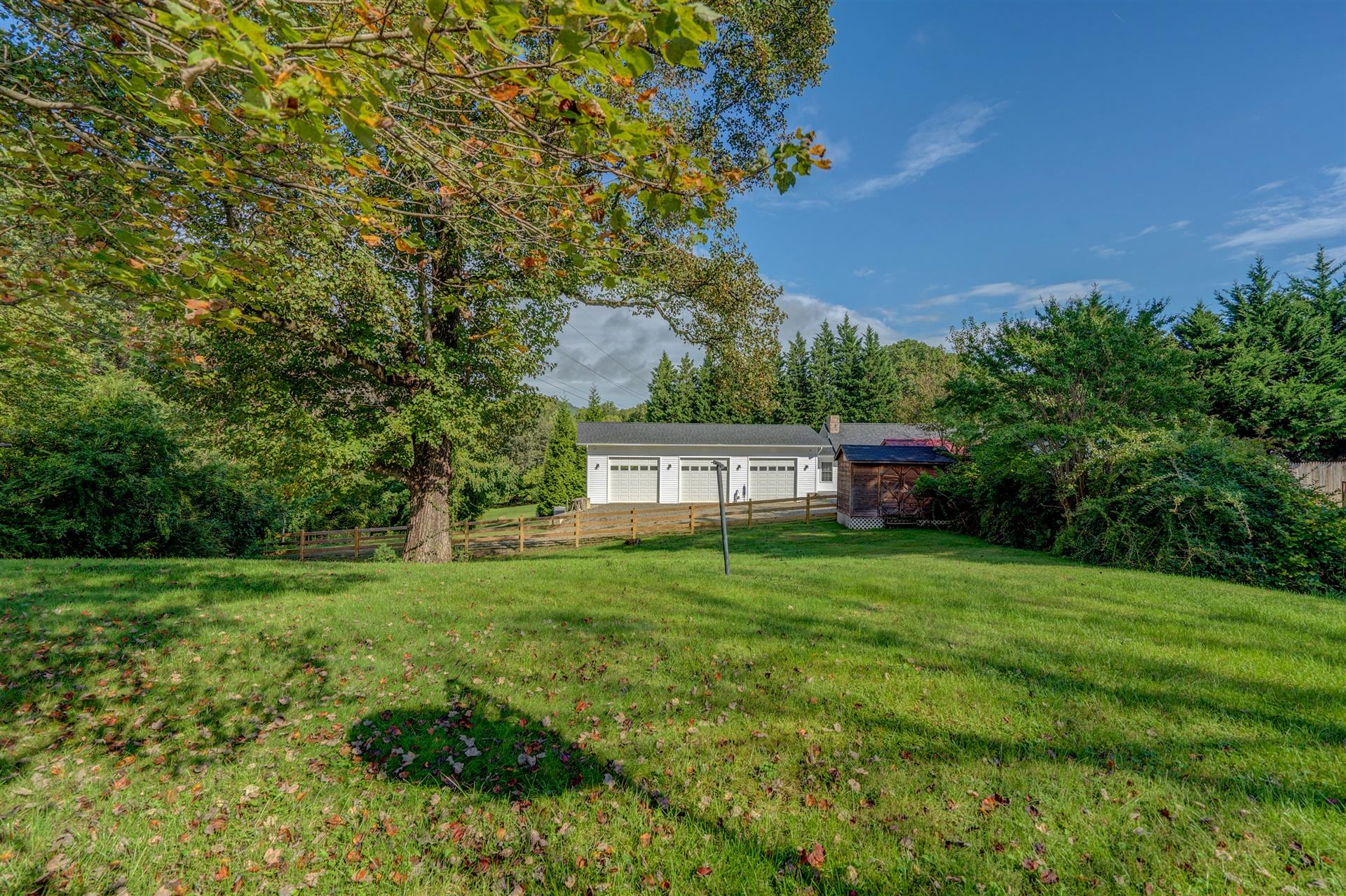 1702 Eanes Road Roanoke, VA 24014 - Photo 19 of 21 a view of a back yard