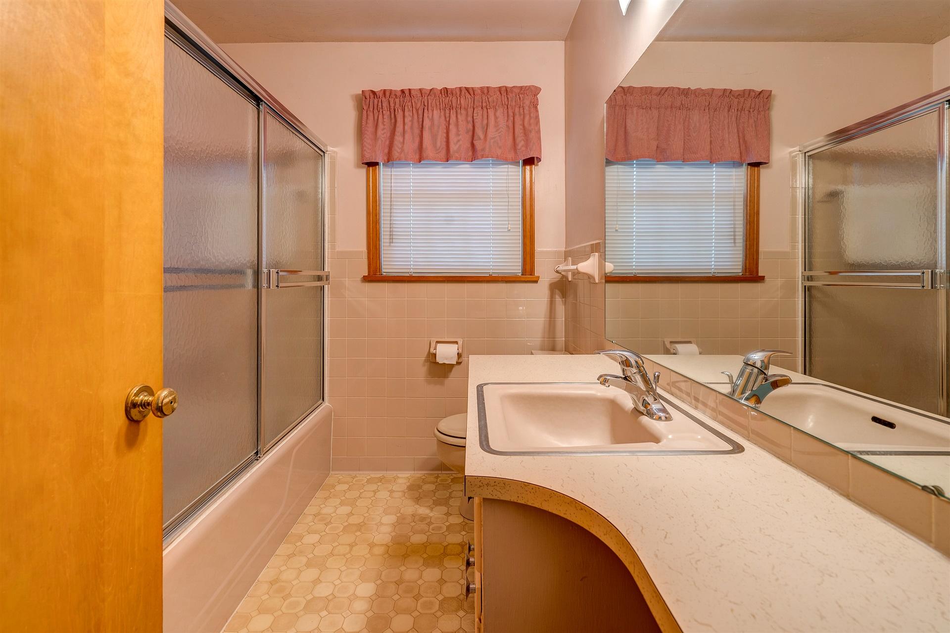 1702 Eanes Road Roanoke, VA 24014 - Photo 10 of 21 a bathroom with a sink and a tub