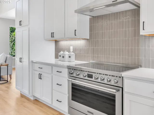 $969,000 | 90250 Hobie Road, Warrenton, OR 97146