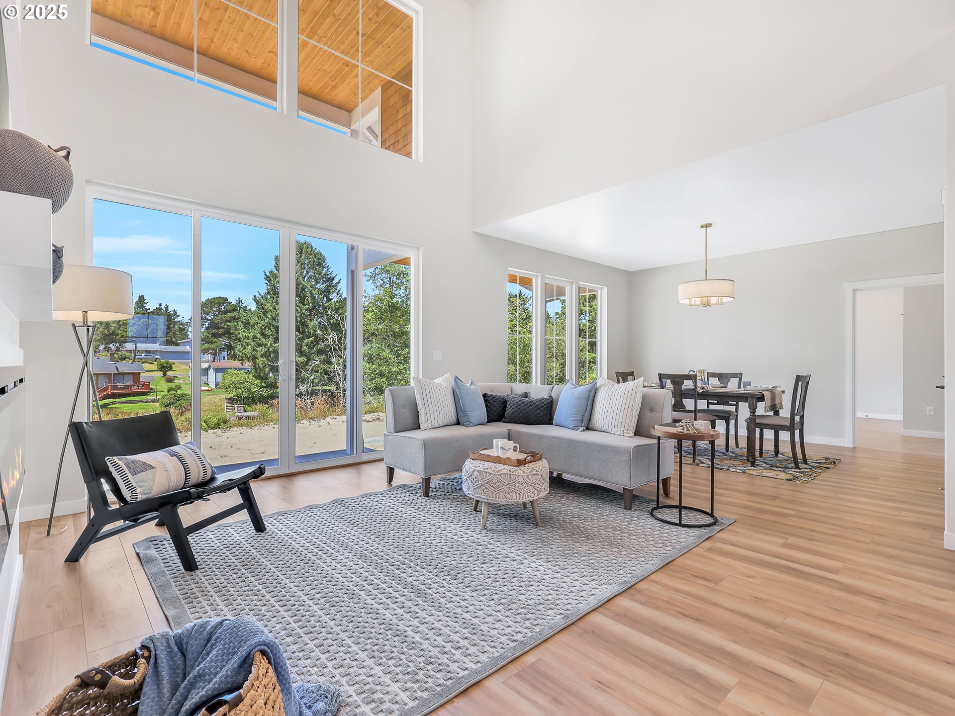 90250 Hobie Road Warrenton, OR 97146 - Photo 15 of 41 Living Room/Dining Room