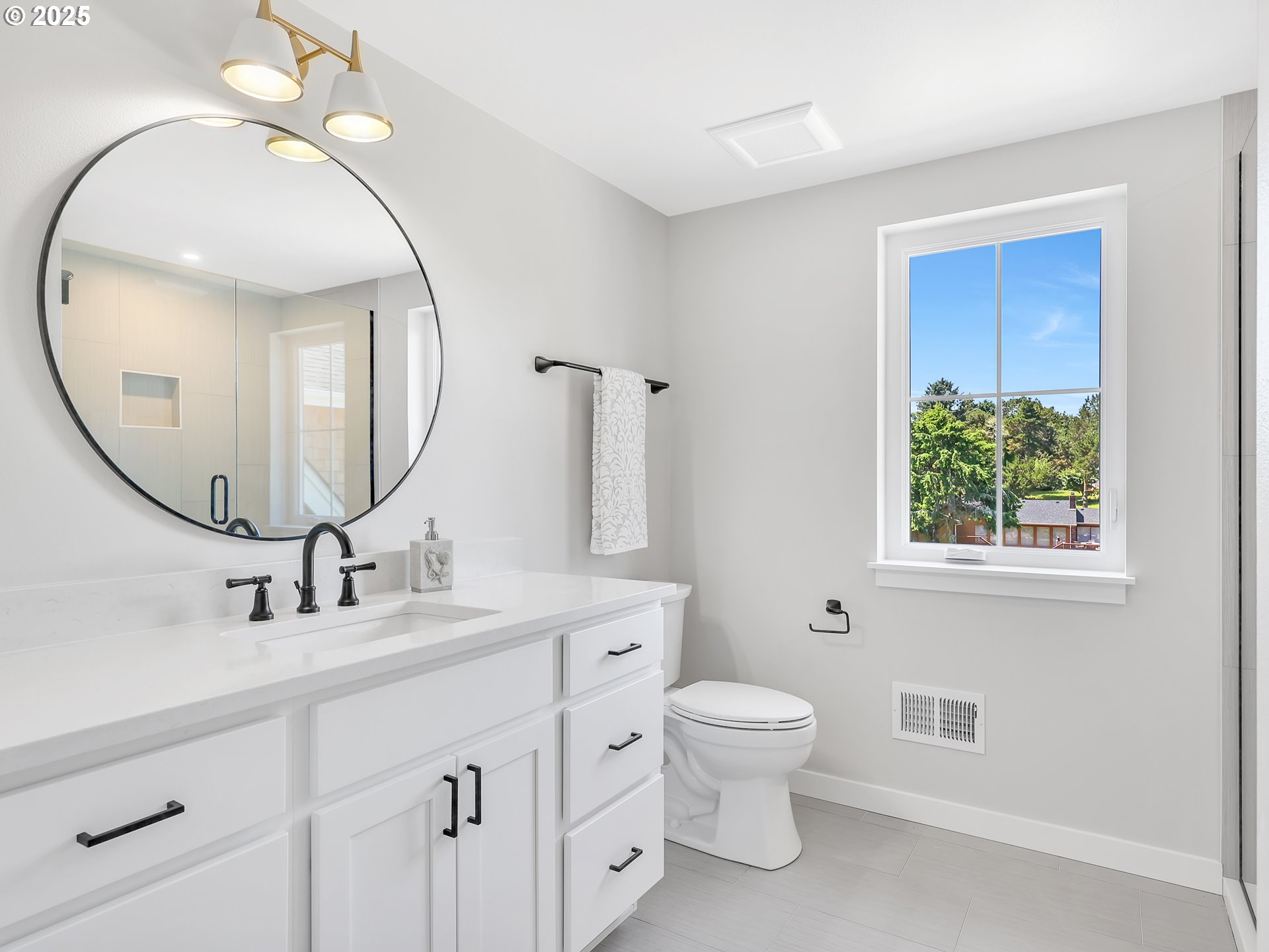 90250 Hobie Road Warrenton, OR 97146 - Photo 39 of 41 Attached Bathroom #2