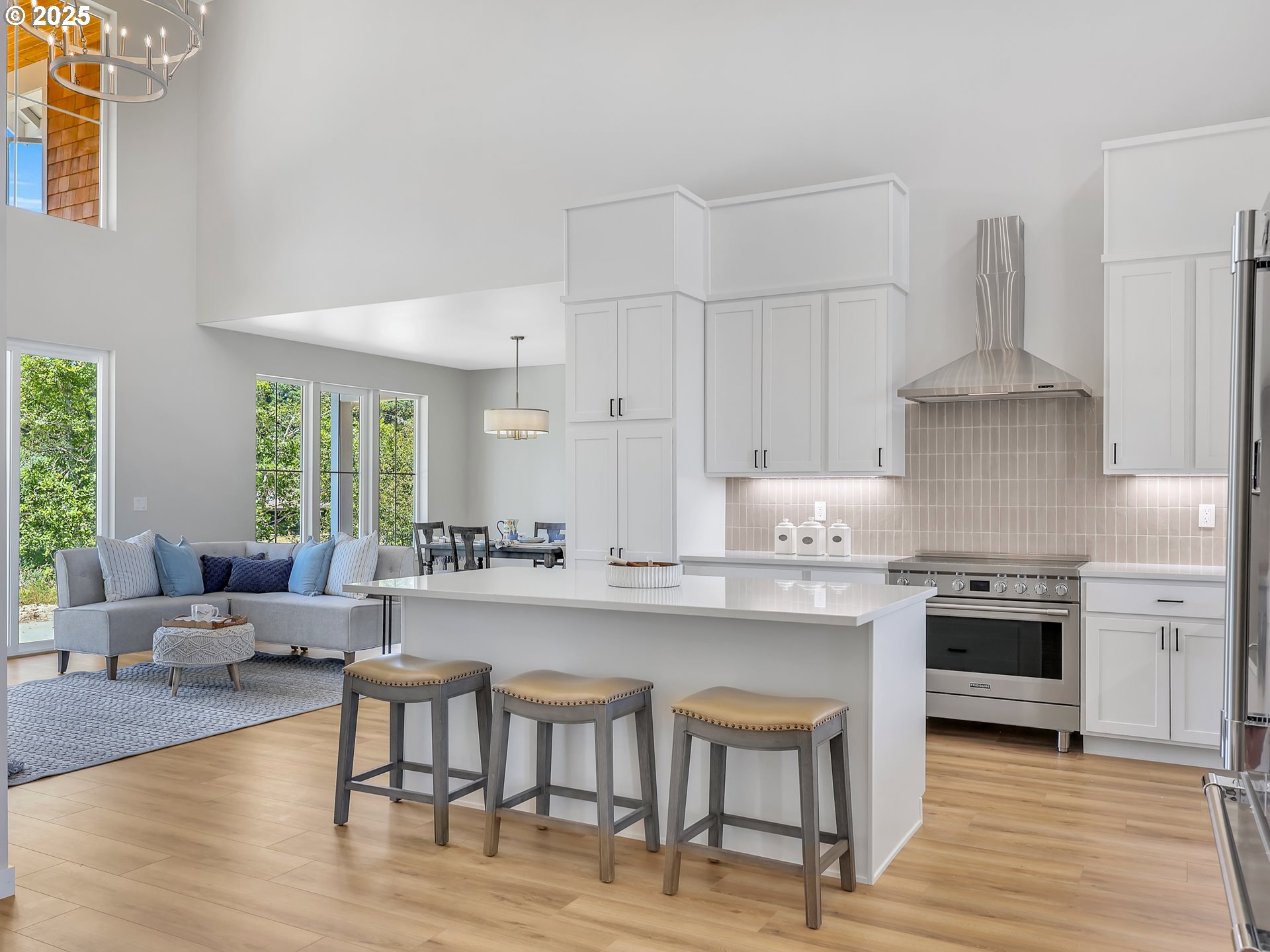 90250 Hobie Road Warrenton, OR 97146 - Photo 9 of 41 Kitchen/Living Room