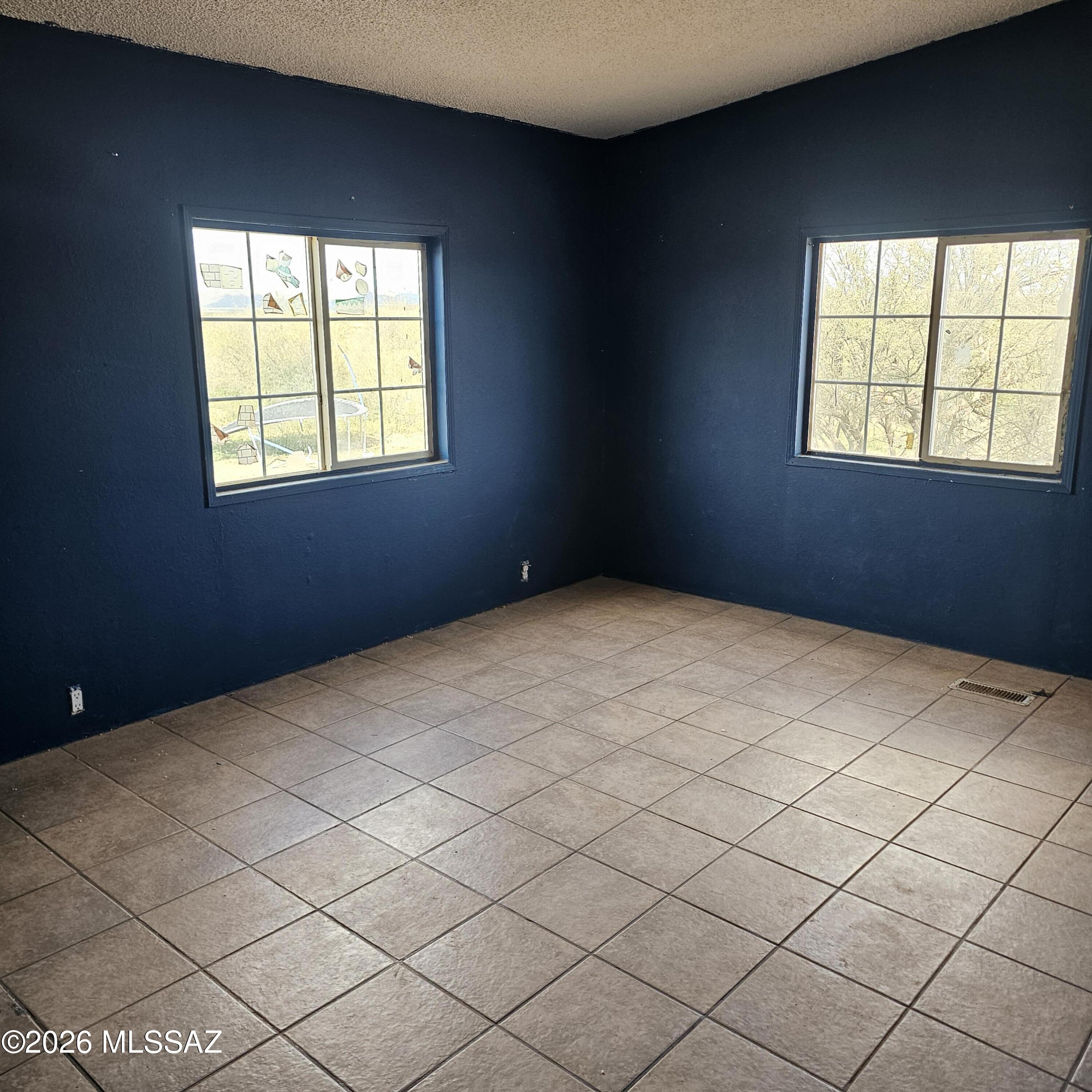 14020 West Park Road Tucson, AZ 85735 - Photo 12 of 18 an empty room with windows
